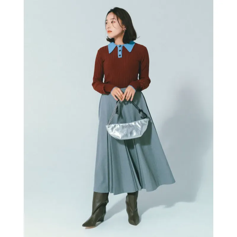 ミディ丈スカートと太めロングブーツを合わせたスタイリッシュなコーデ