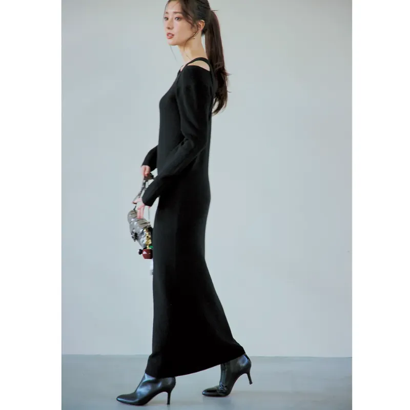 肌見せ＆Iラインシルエットデザインの黒ワンピに、足元は細めのヒールブーツを合わせたコーデ