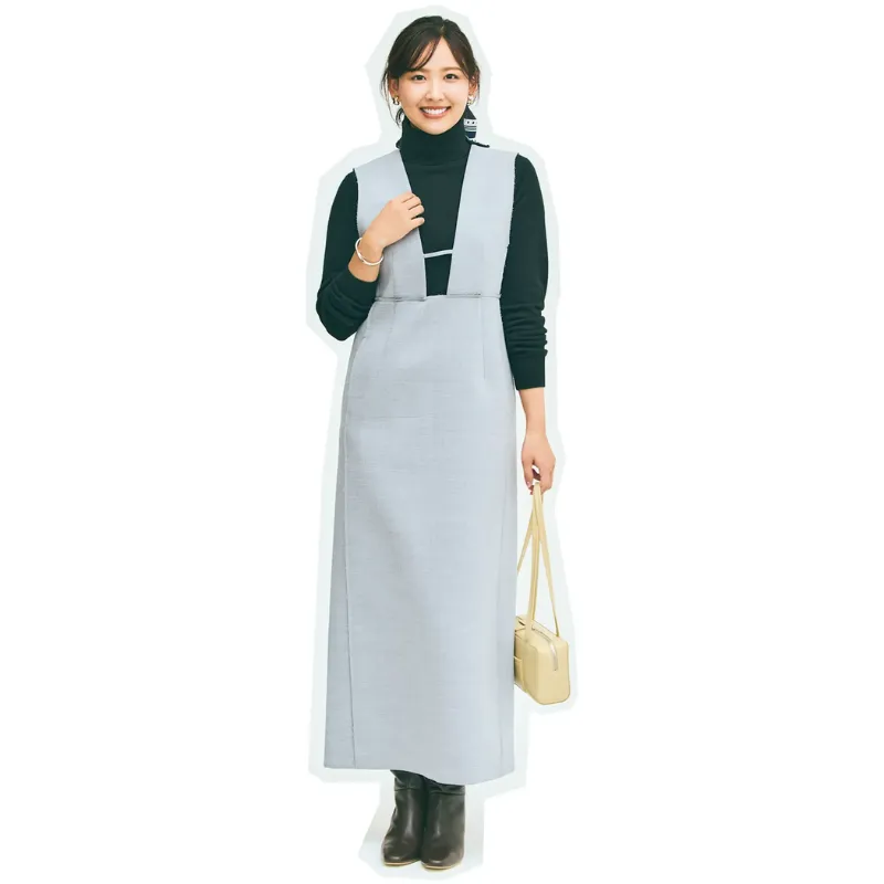 深めのVネックワンピにロングブーツを合わせたコーデ