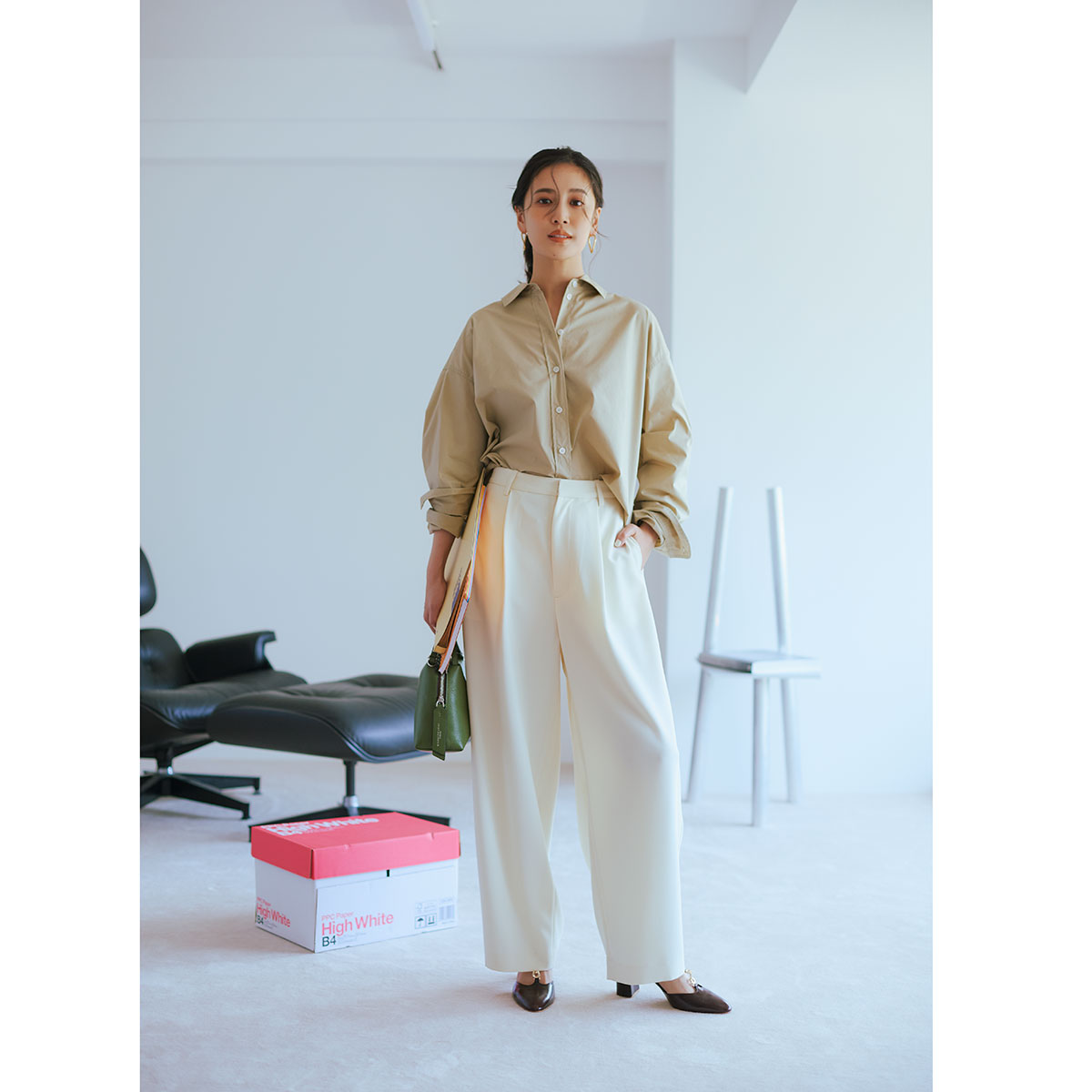 ベージュシャツと白パンツのコーデ