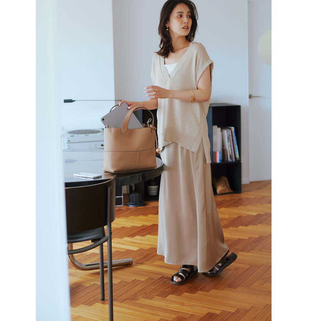 サテンスカートにメッシュポロのベージュのワントーンコーデ