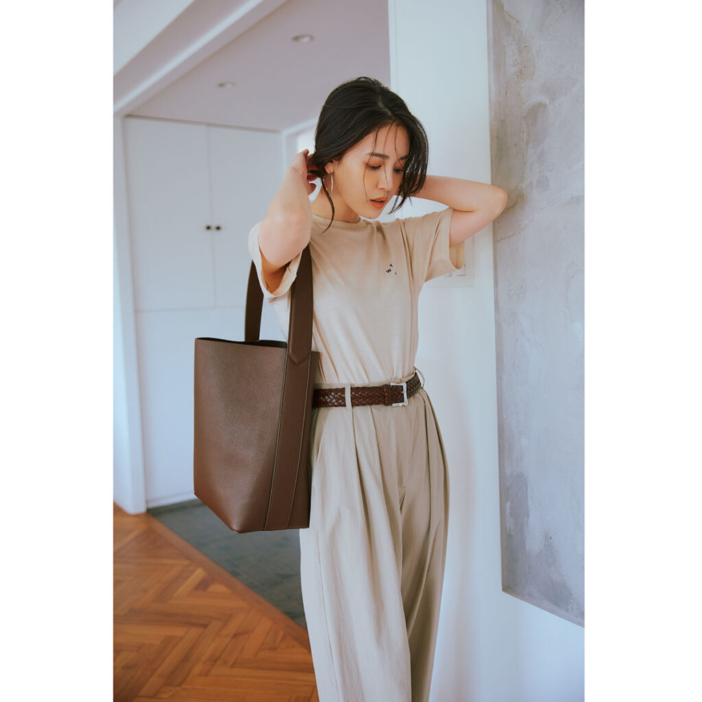 ベージュのワントーンコーデ