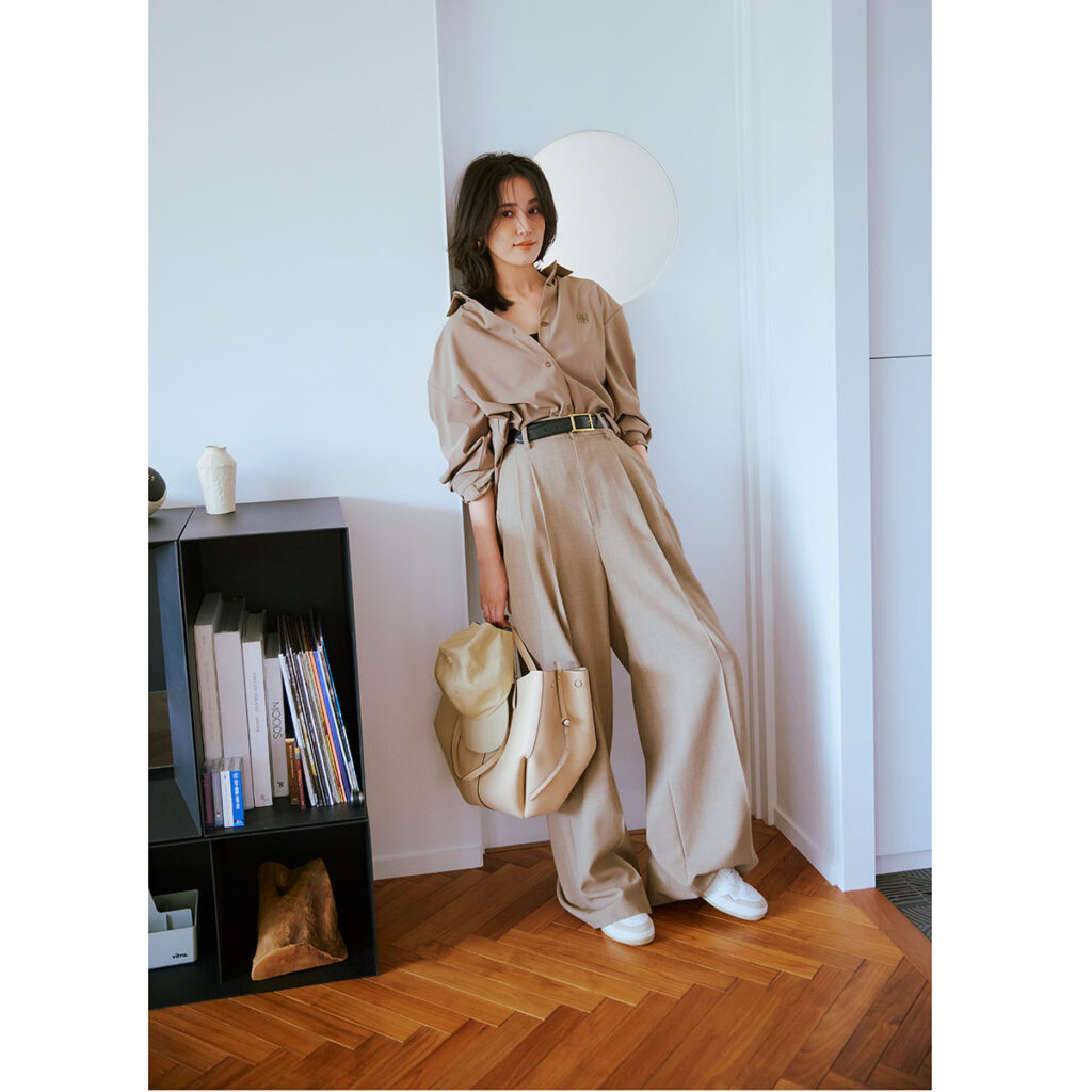 シャツとスラックスのベージュコーデ,ベージュのワントーンコーデ