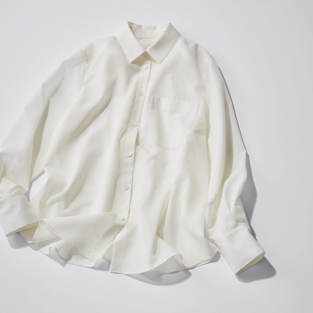 透け感のあるシャツブラウス