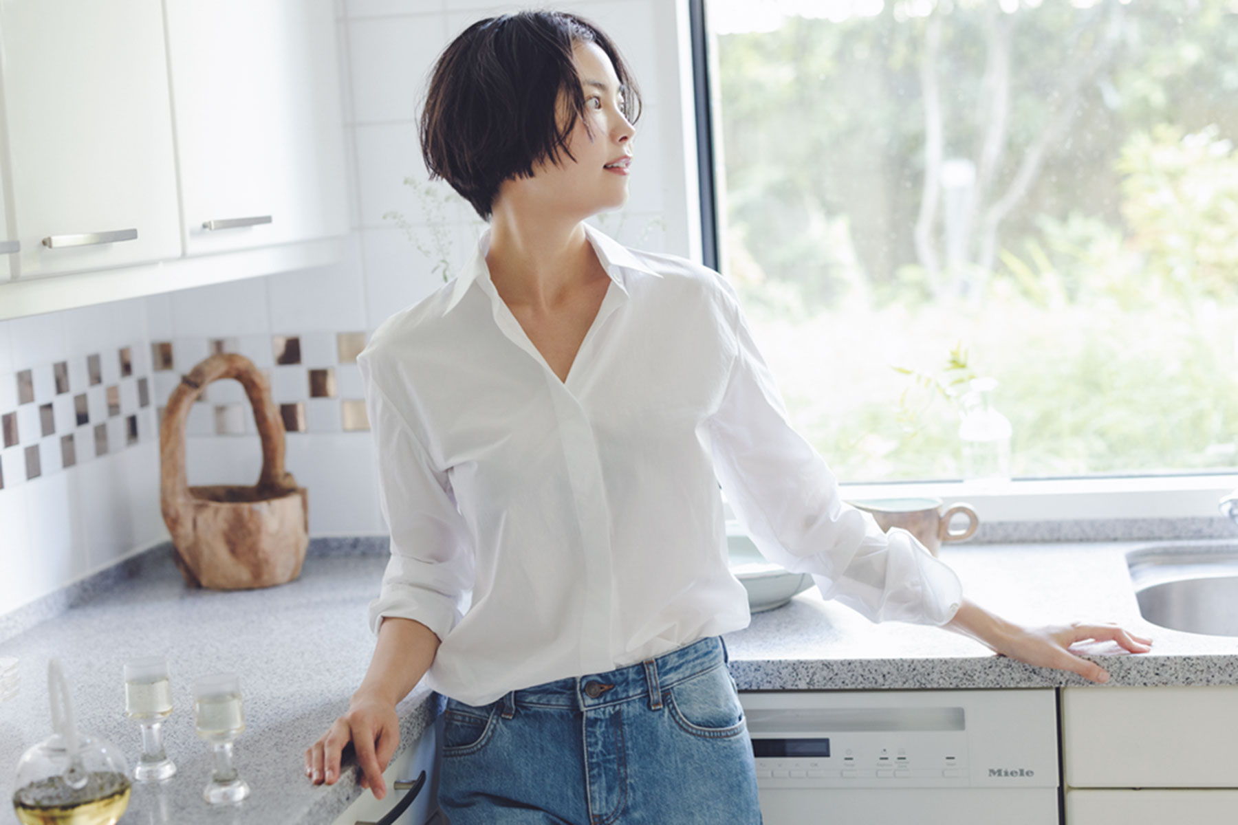 白シャツとデニムのコーデ