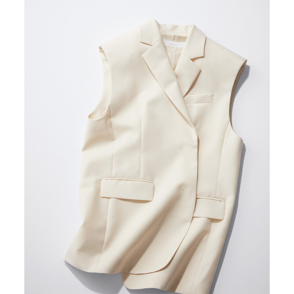 アイボリーカラーのジレ