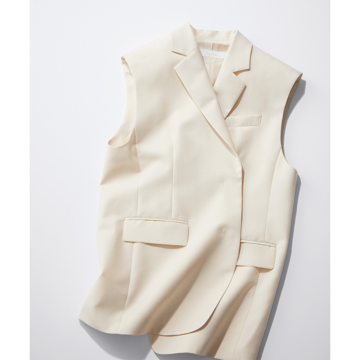 アイボリーカラーのジレ