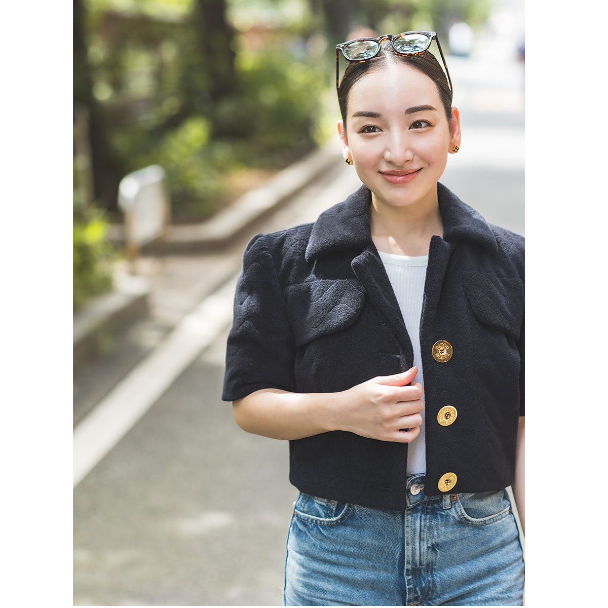 PATOUの黒ジャケットとデニムのコーデ