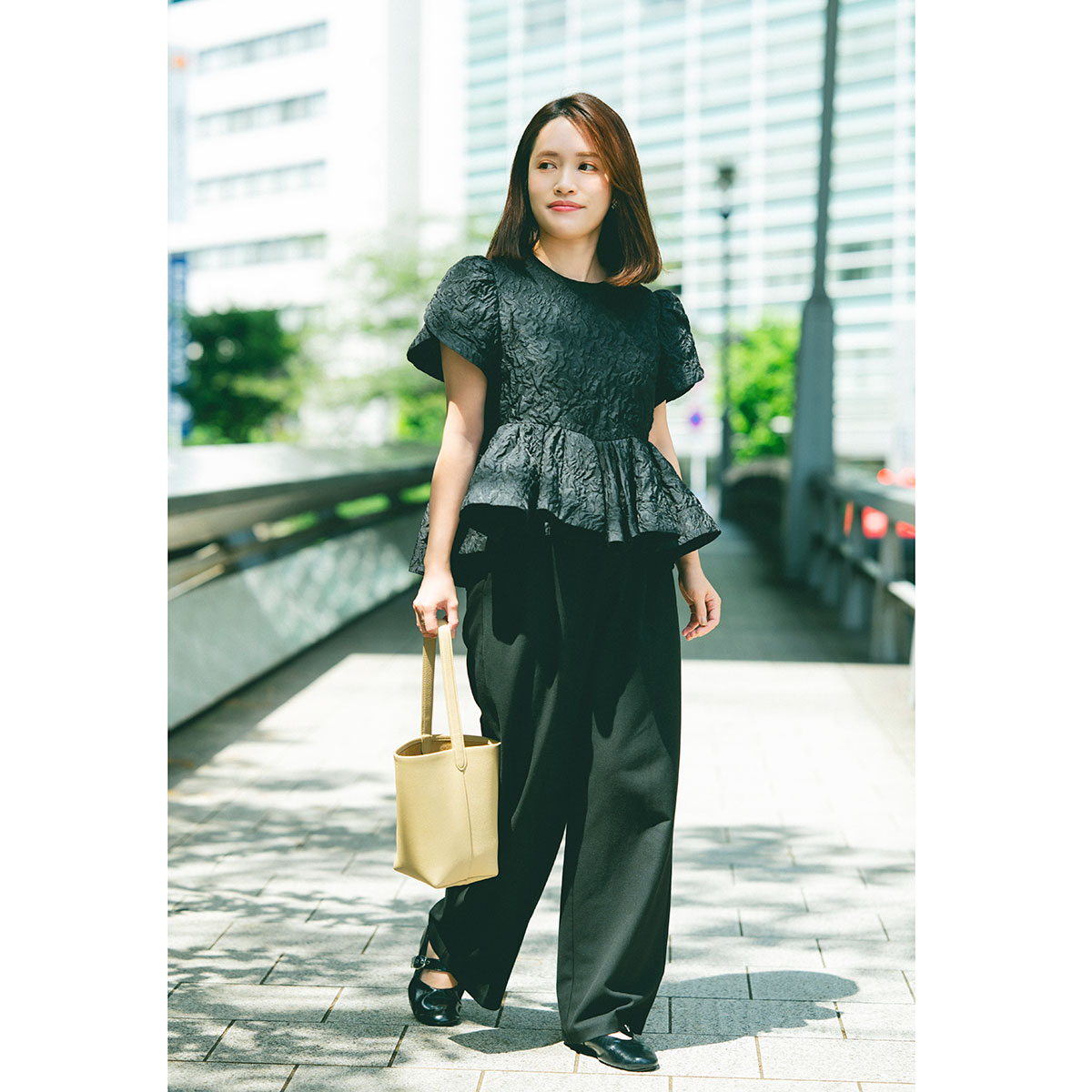 ブラウスとパンツのモノトーンコーデ