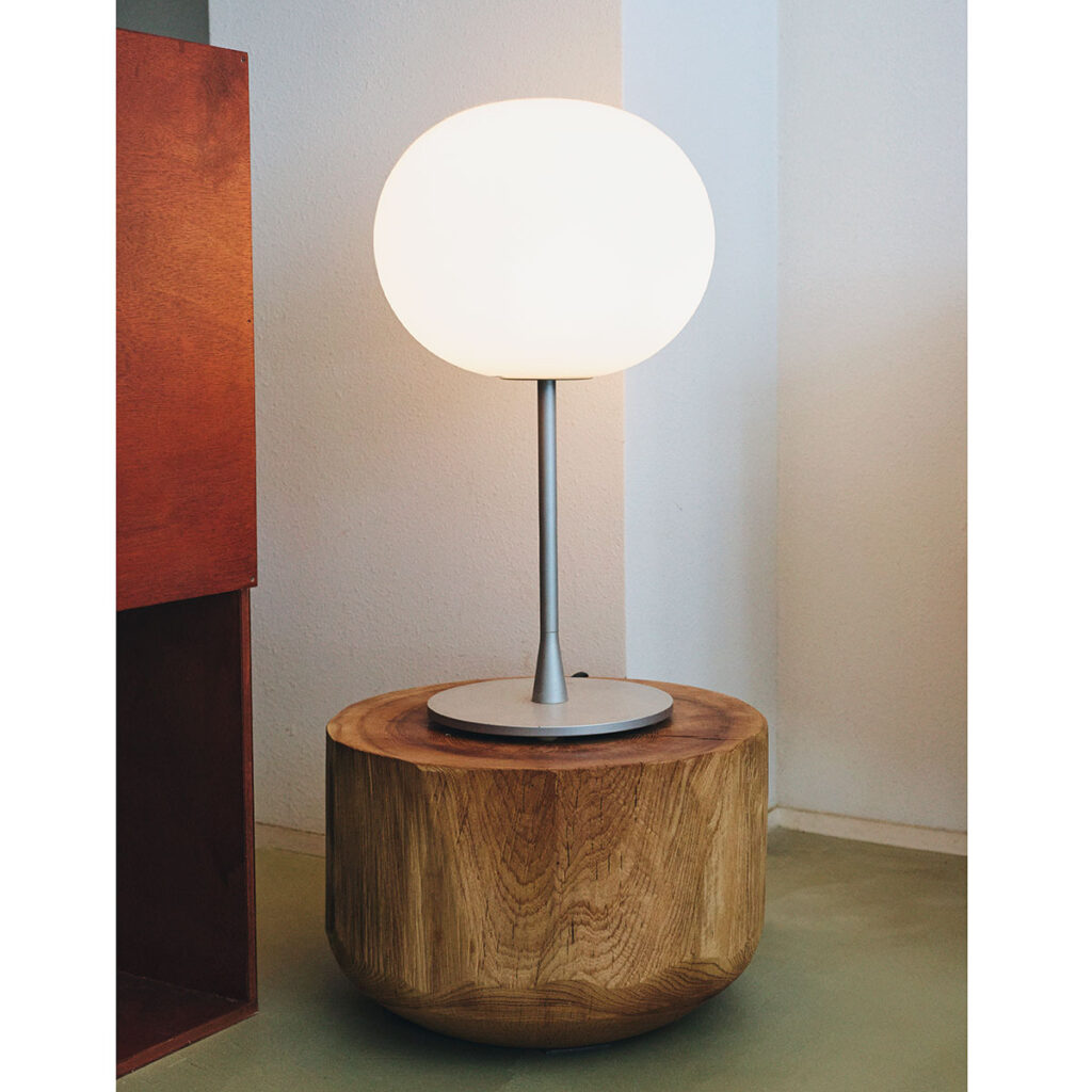 FLOSのグロボールとnarukitakahashiのローテーブル