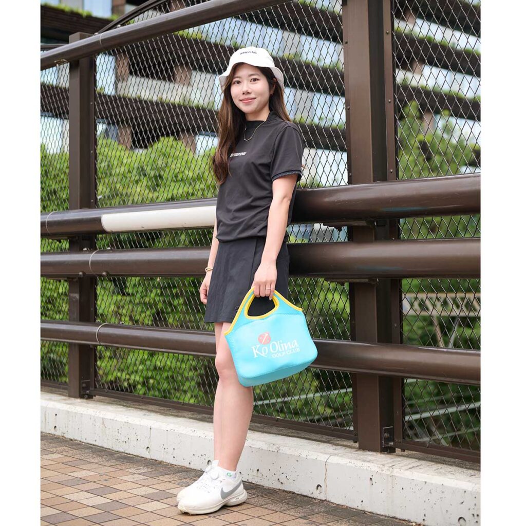 モノトーンのゴルフコーデ