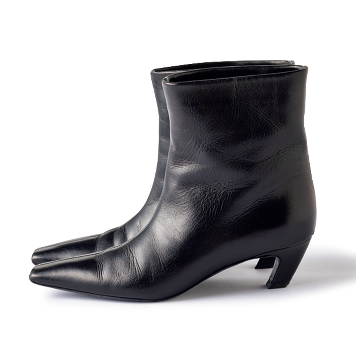 KHAITEのヒールブーツ