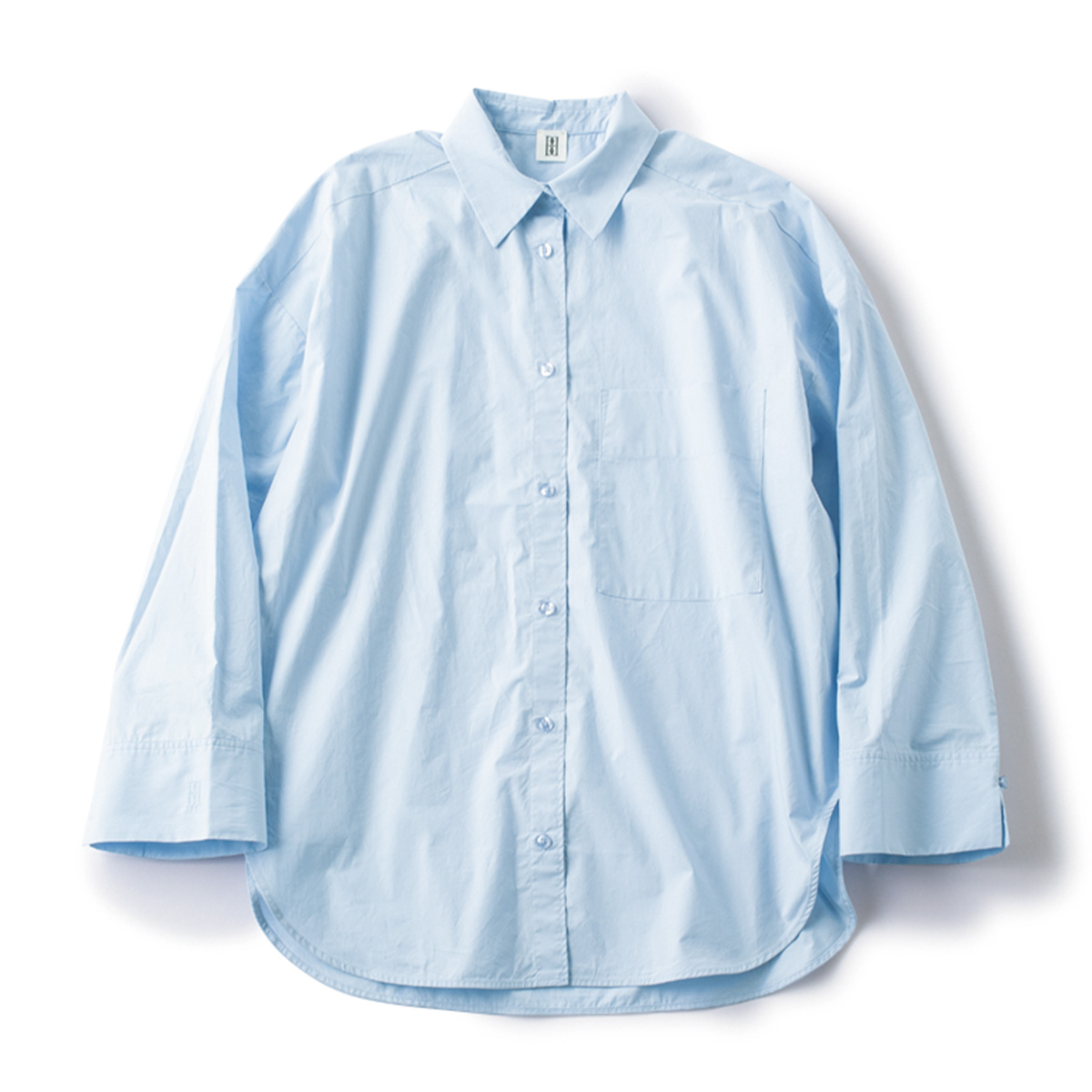 オーバーシルエットのブルーシャツ