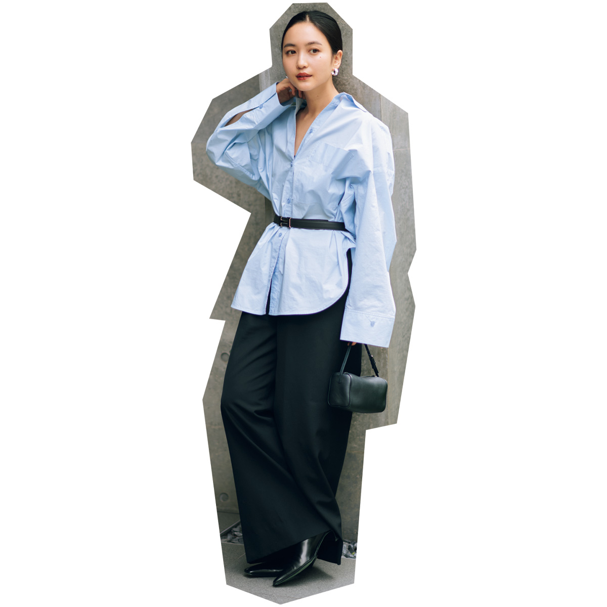 ブルーシャツと黒パンツの秋コーデ