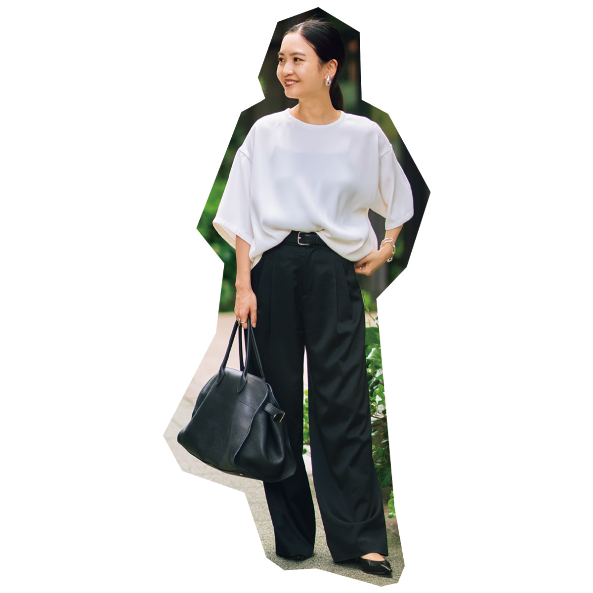 白ブラウスと黒パンツのモノトーンコーデ