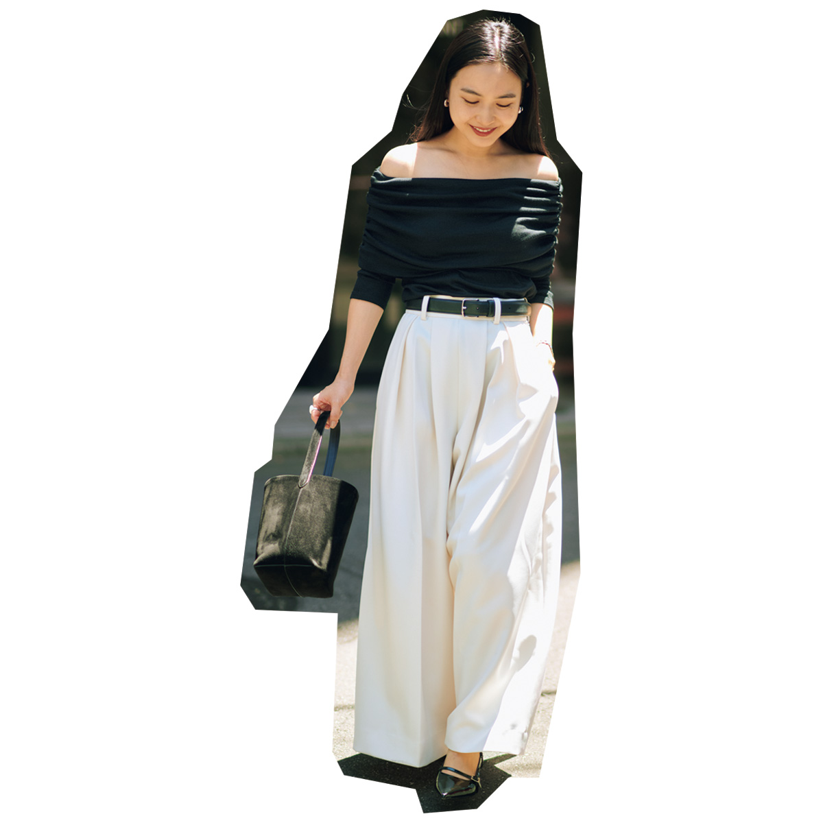 黒オフショルと白ワイドパンツのコーデ