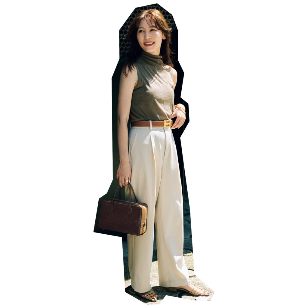 ハイネックニットとスラックスのコーデ