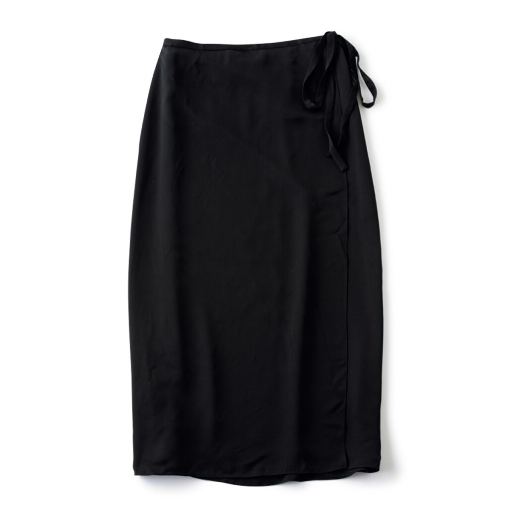 アンクル丈のラップスカート