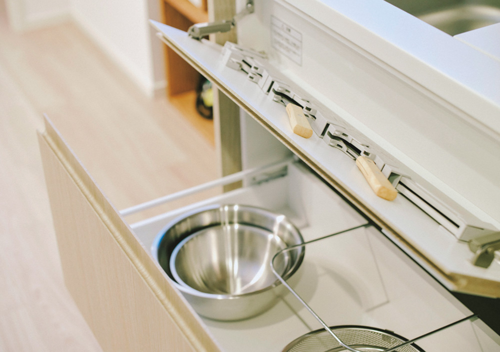 シンク下の扉を手前に開くと便利な包丁差しが