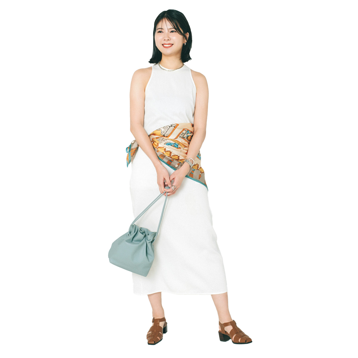 白ワンピースにスカーフアレンジのコーデ