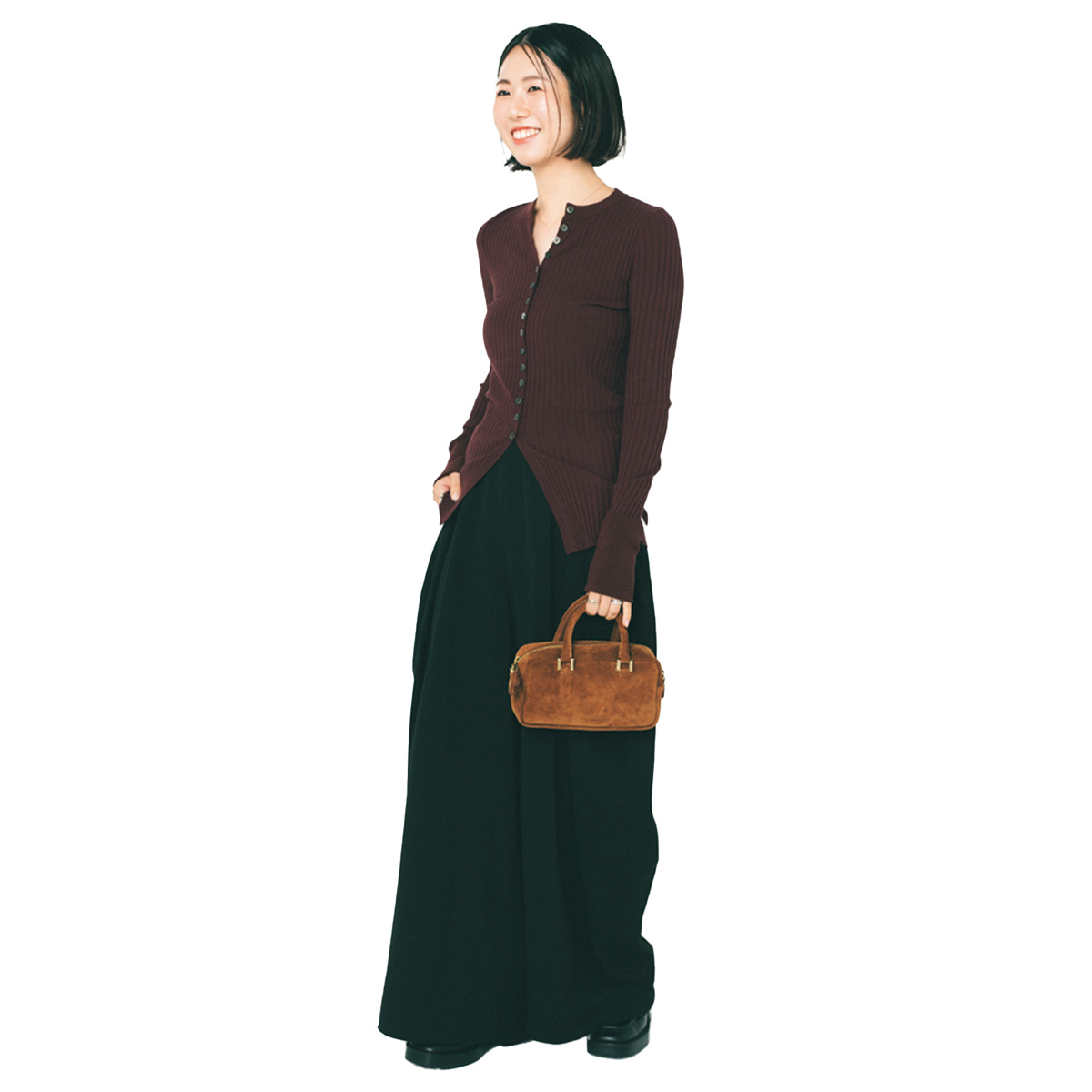 ブラウンのカーディガンと黒のロングスカートのコーデ