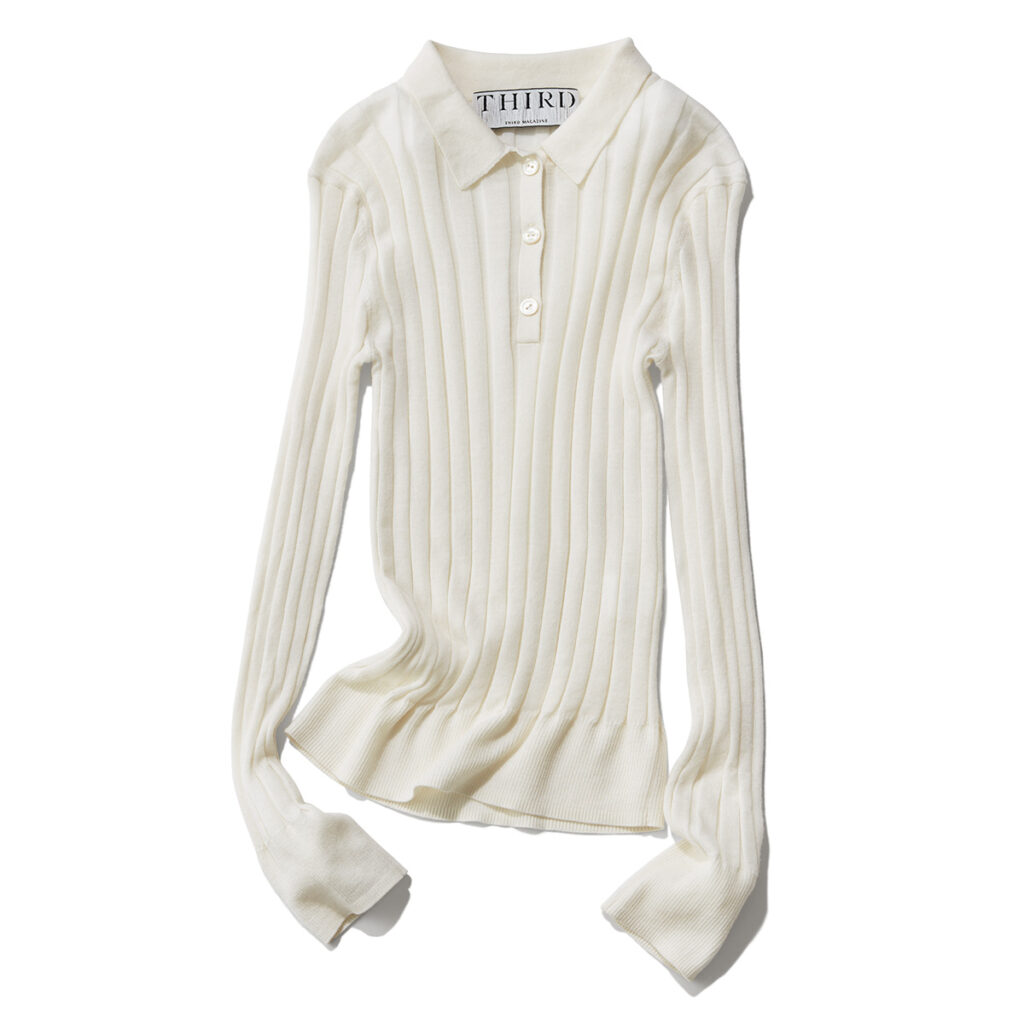 タイトラインの白ニットポロ