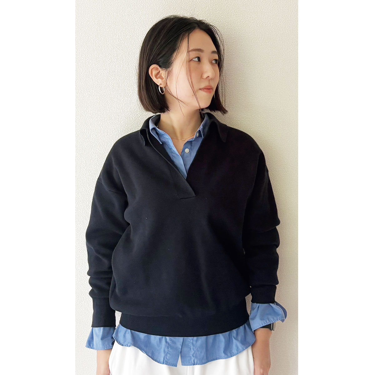 衿付きニットとシャツのレイヤードコーデ