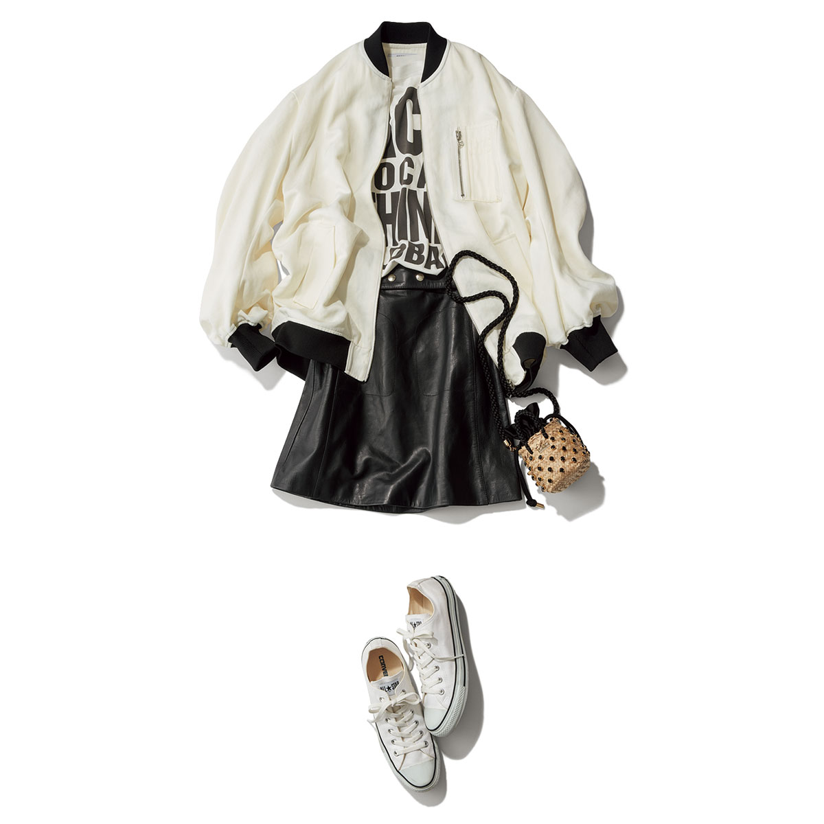オーバーサイズブルゾンとミニスカートにローテクスニーカーのコーデ