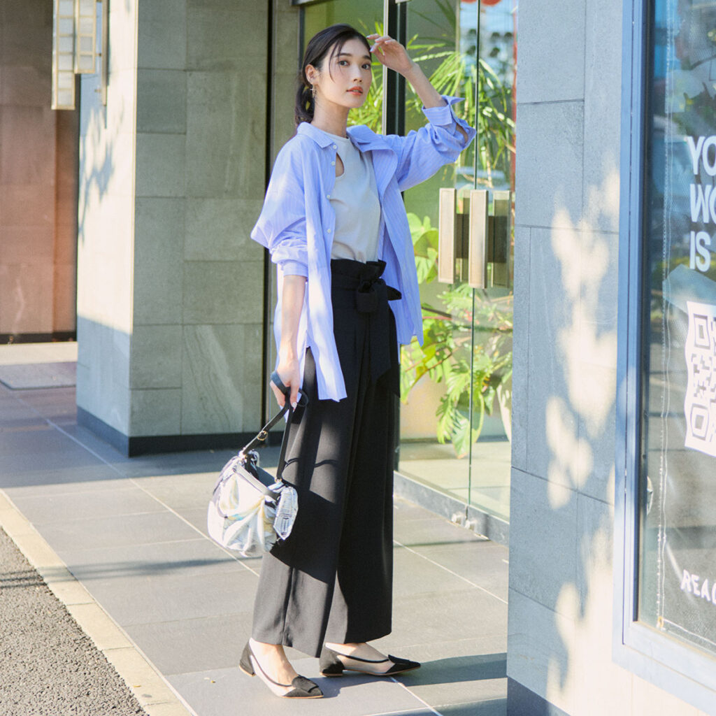 ブルーシャツと黒パンツの通勤コーデ