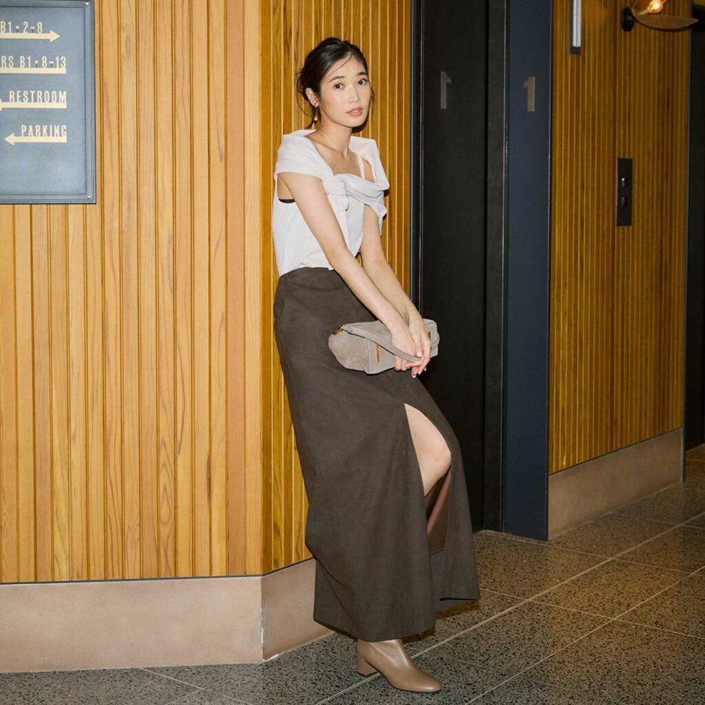 キャミアンサンブルとロングスカートのコーデ