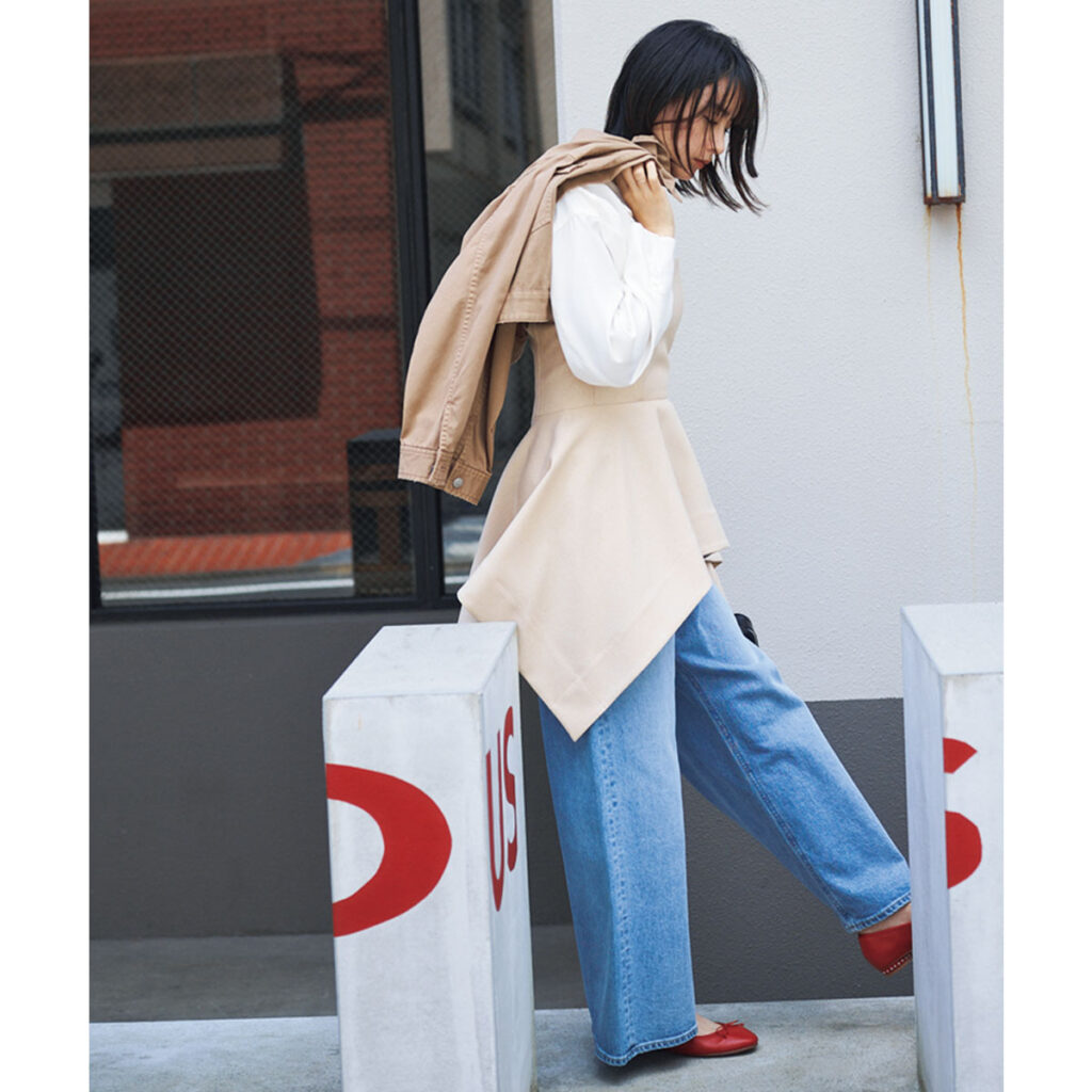 シャツとビスチェのレイヤードにデニムのコーデ