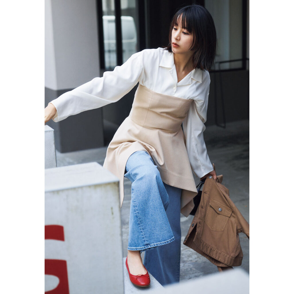 シャツとビスチェのレイヤードにデニムのコーデ