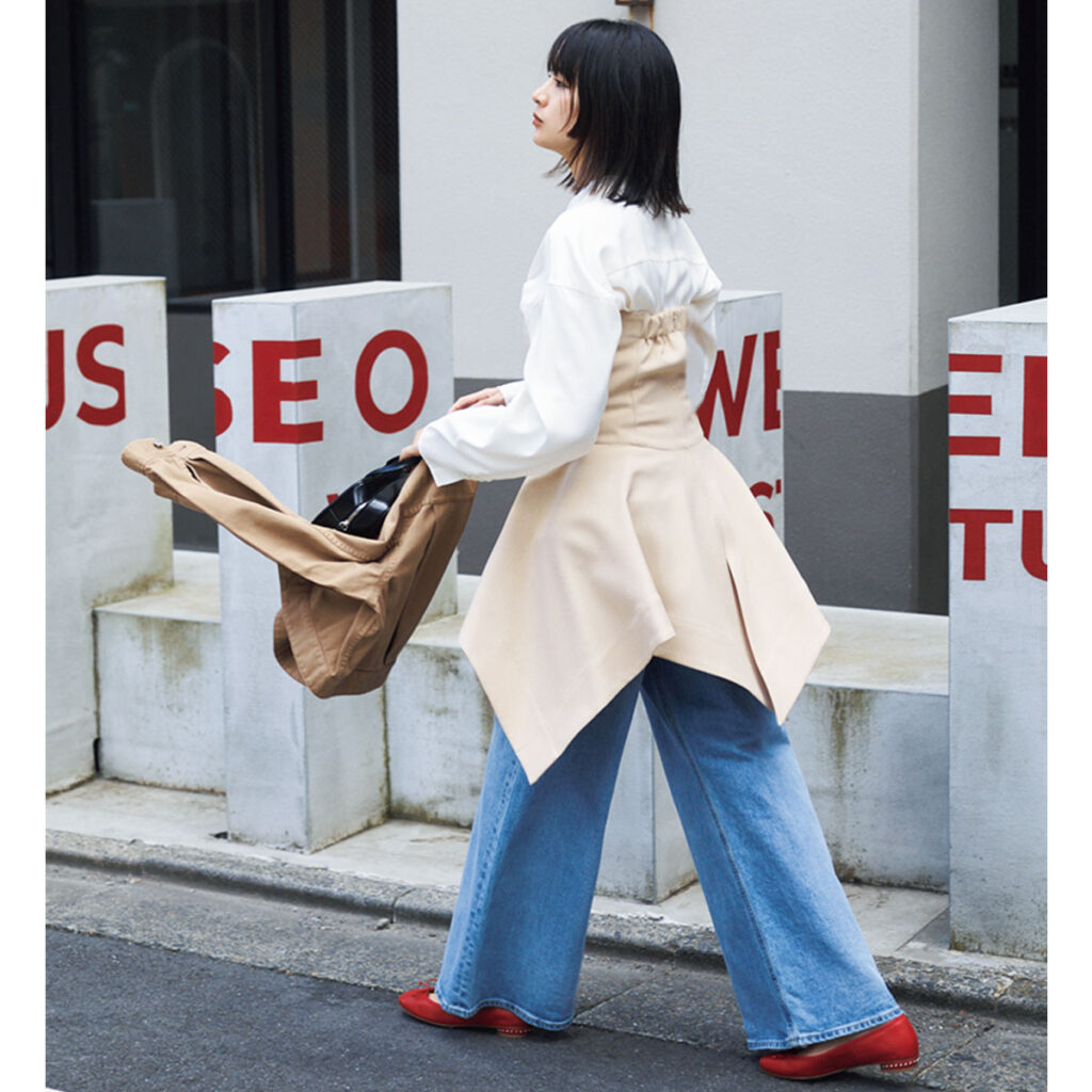 シャツとビスチェのレイヤードにデニムのコーデ