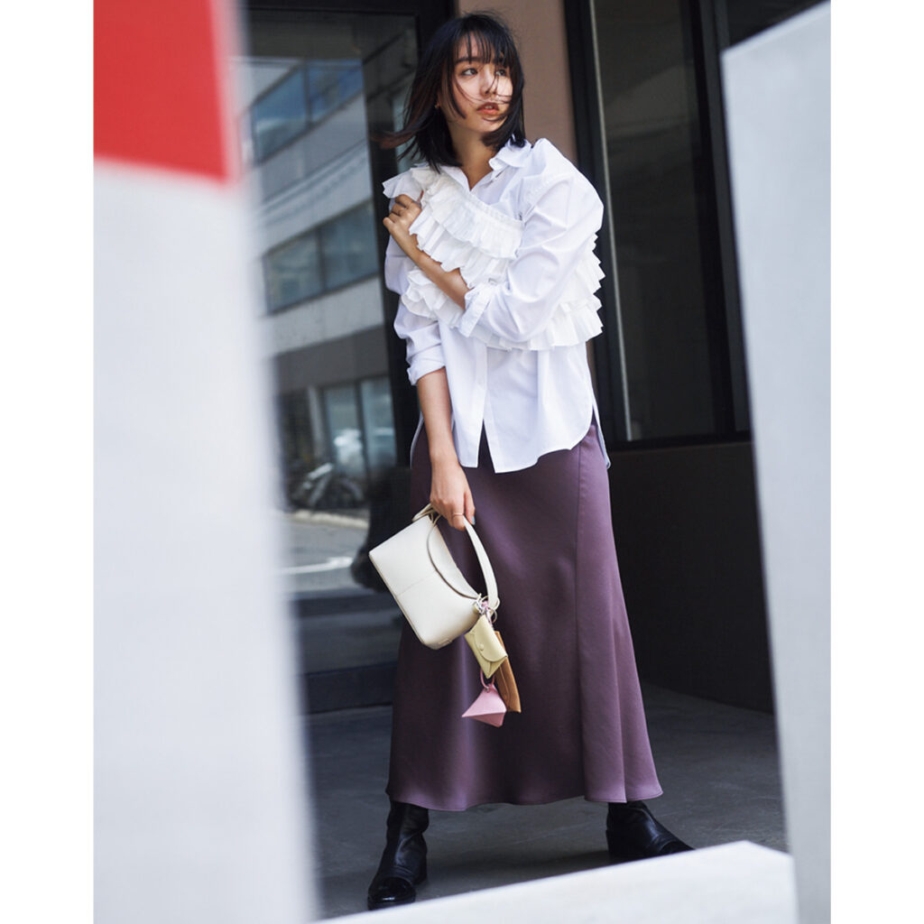 コットンシャツとビスチェのレイヤードコーデ