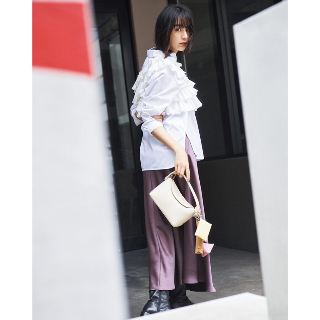 コットンシャツとビスチェのレイヤードコーデ