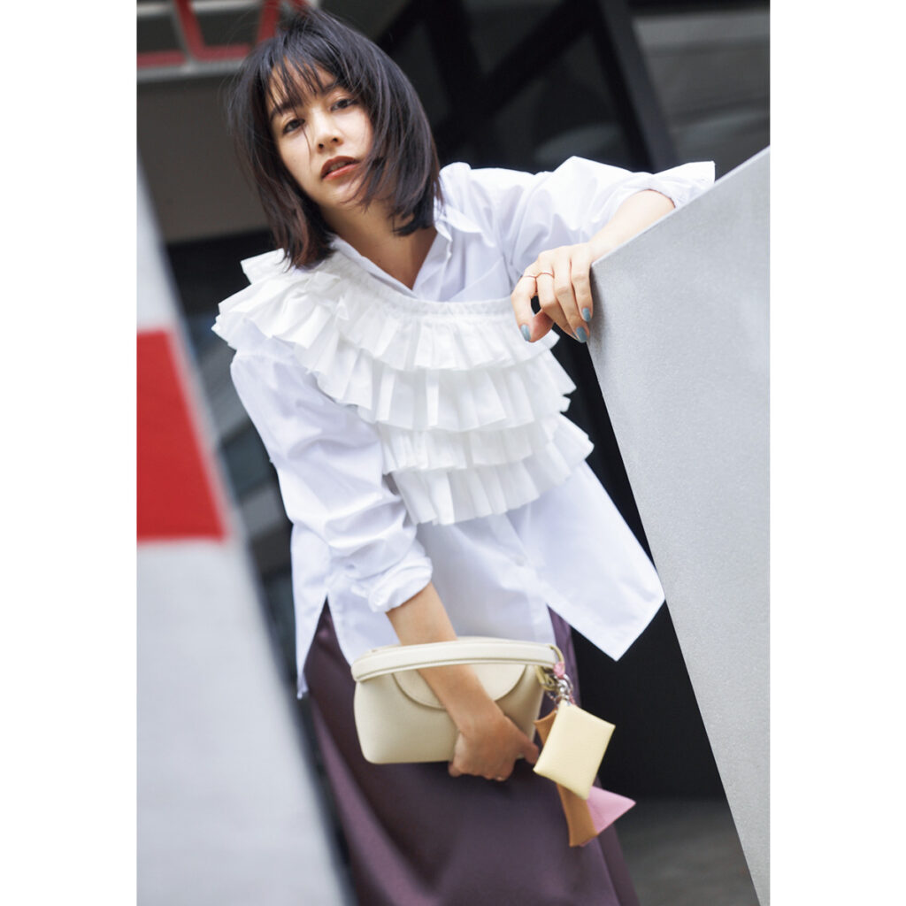 コットンシャツとビスチェのレイヤードコーデ