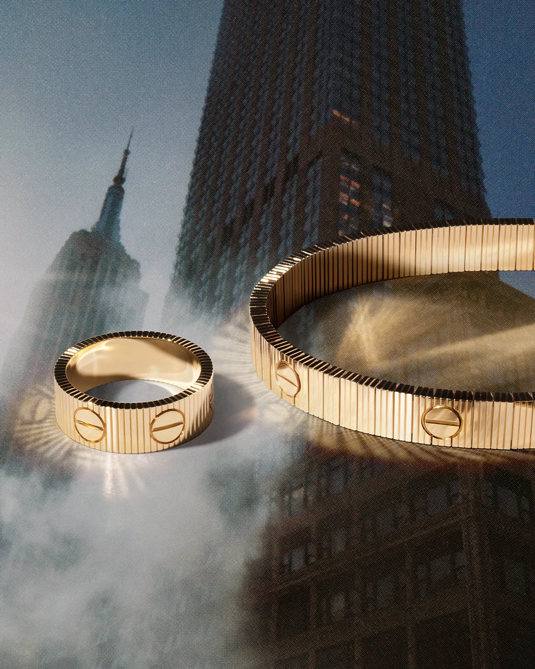 「LOVE アンリミテッド」ブレスレットとリングが並んでいる様子。