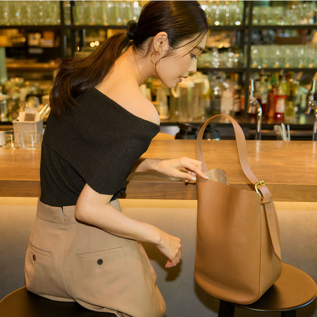 オフショルトップスとベージュパンツのコーデ