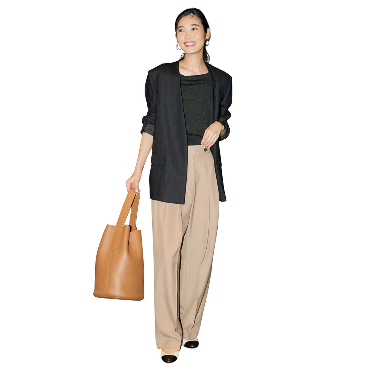 オフショルトップスとベージュパンツのコーデ