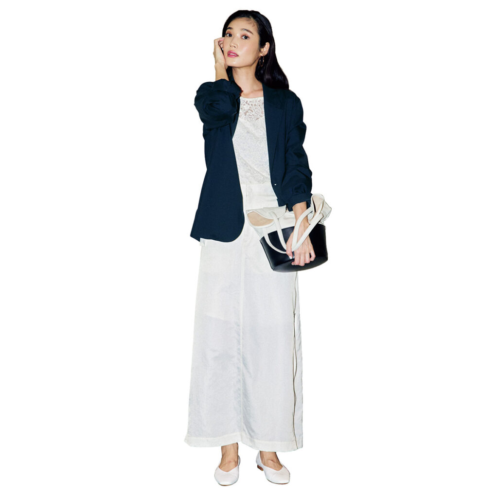 レーストップスと白スカートのワントーンコーデにジャケットのコーデ