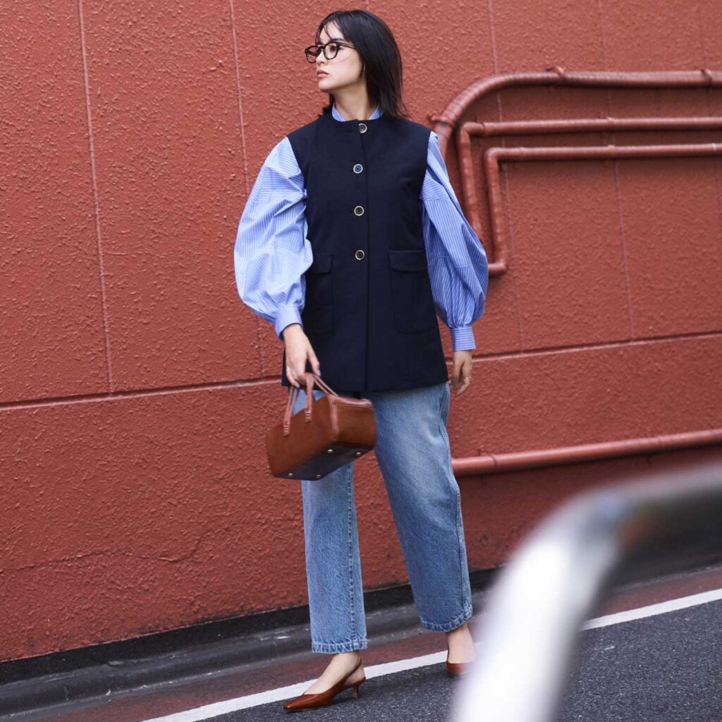 ボリューム袖シャツとジレのコーデ
