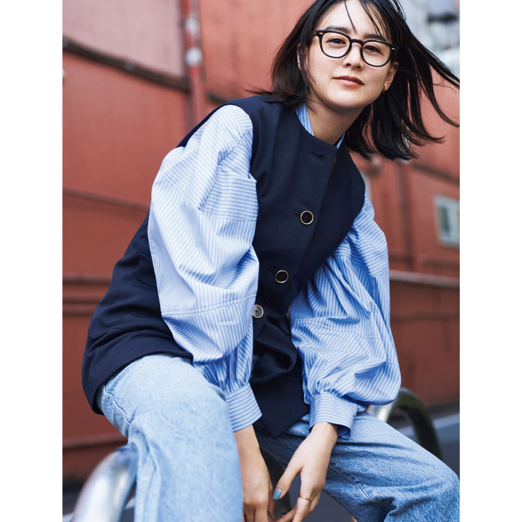 ボリューム袖シャツとジレのコーデ