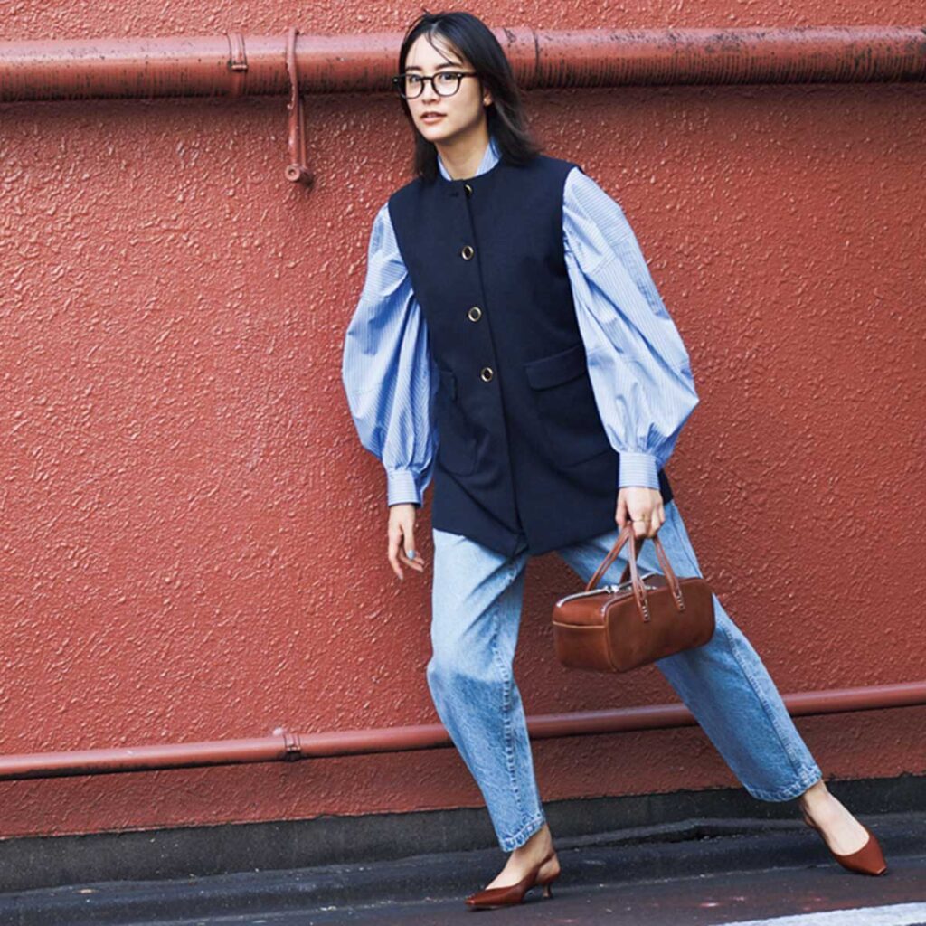 ボリューム袖シャツとジレのコーデ