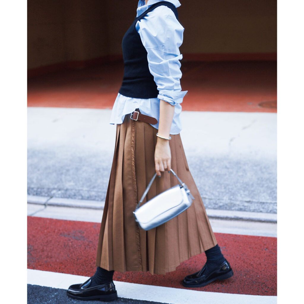 シャツとニットタンクのレイヤードコーデ