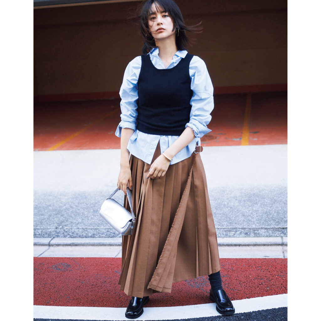 シャツとニットタンクのレイヤードコーデ