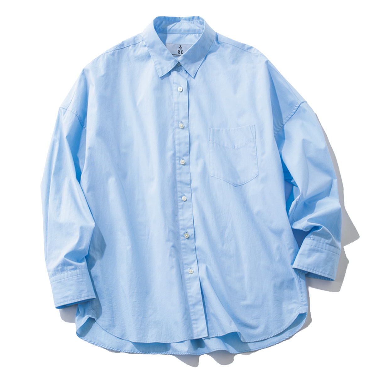 オーバーサイズのブルーシャツ