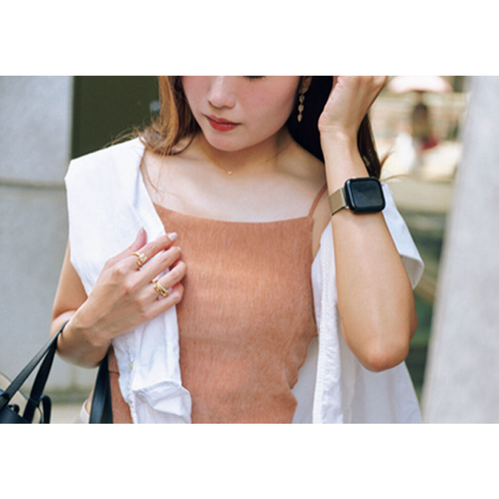 ベロアキャミに白シャツの肩掛けコーデ