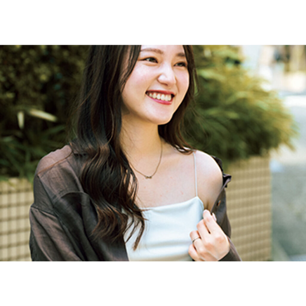 キャミにシャツの羽織りコーデ