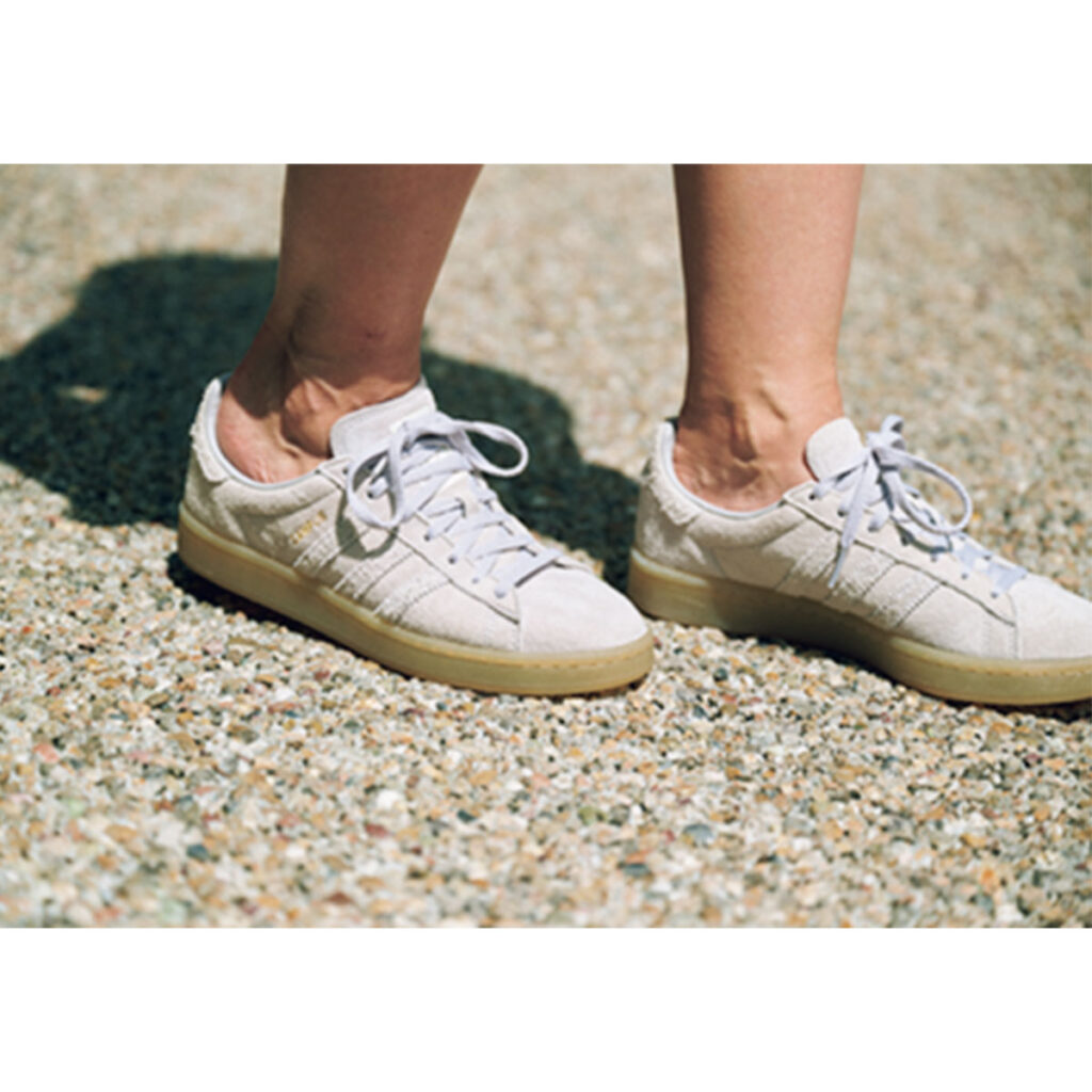 アディダスのスニーカー