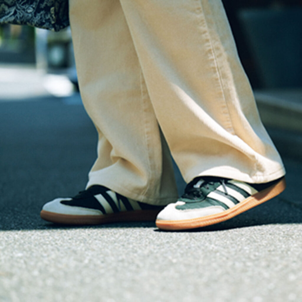 アディダスのスニーカー